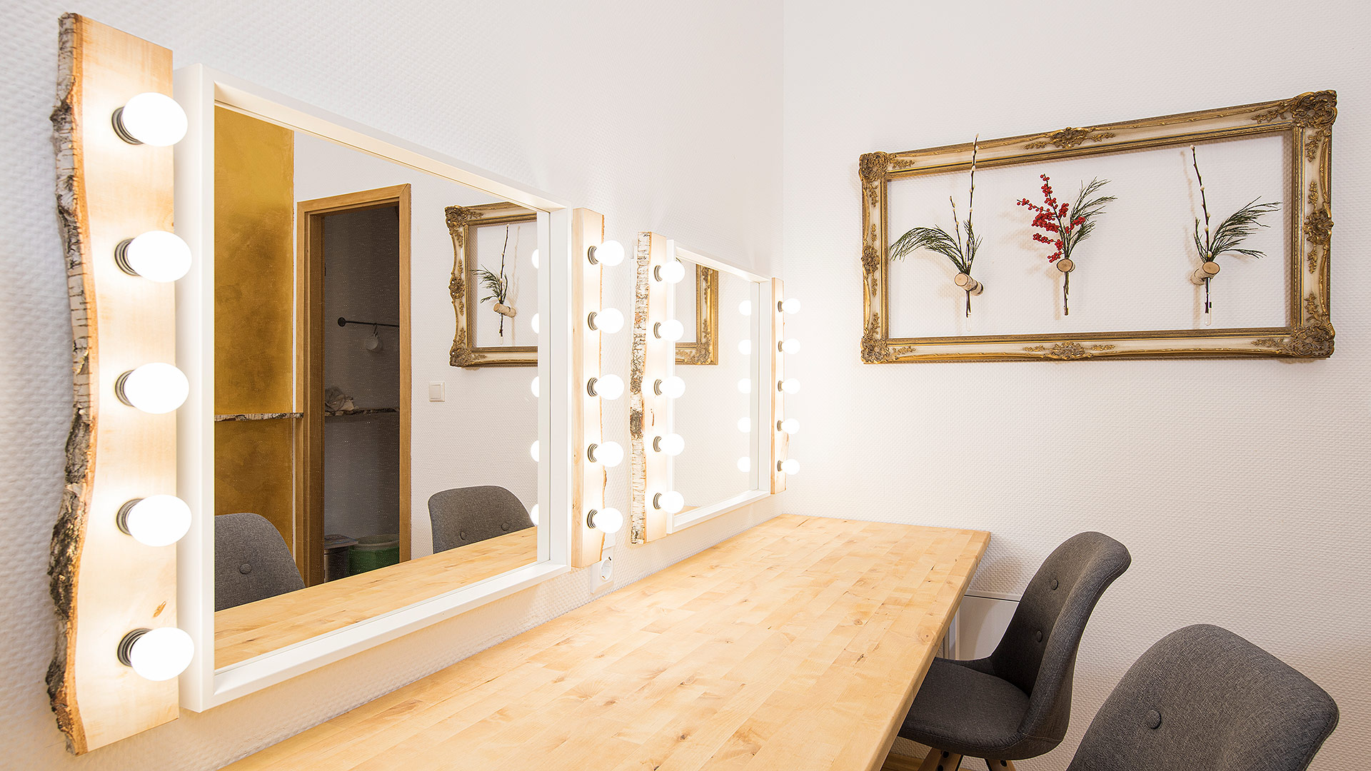 Birkenstudio Fittingroom mit Schminktisch, Spiegeln und Lichtleisten