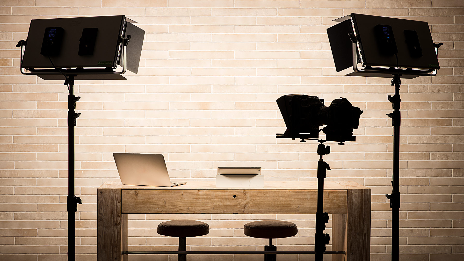 Birkenstudio Interview-Setup mit Stehtisch, Videolichtern und Teleprompter
